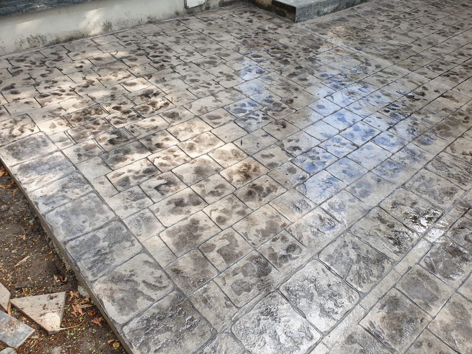 Alee finisata cu beton amprentat langa o locuinta