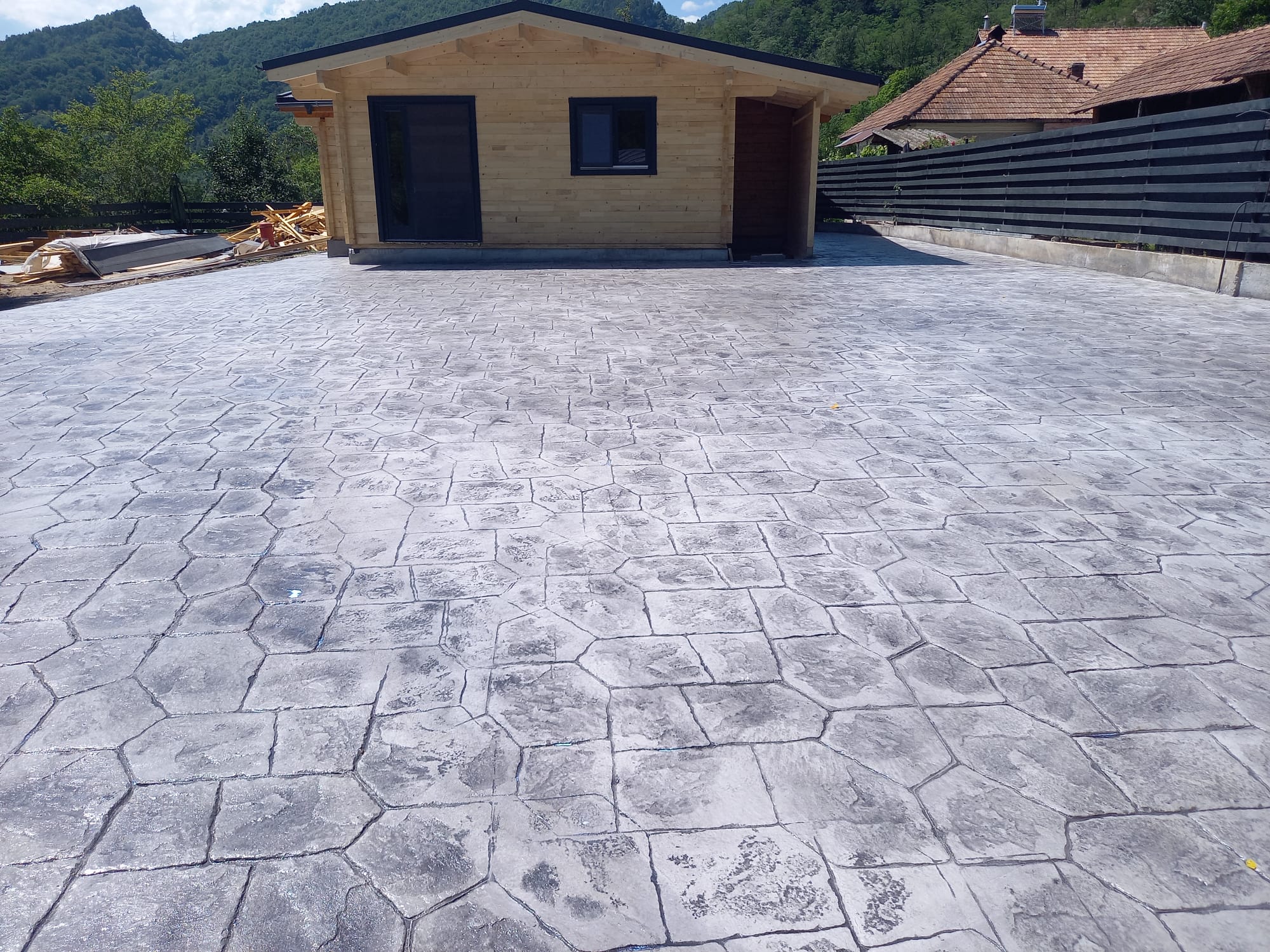 Beton amprentat decorativ in curte rezidentiala