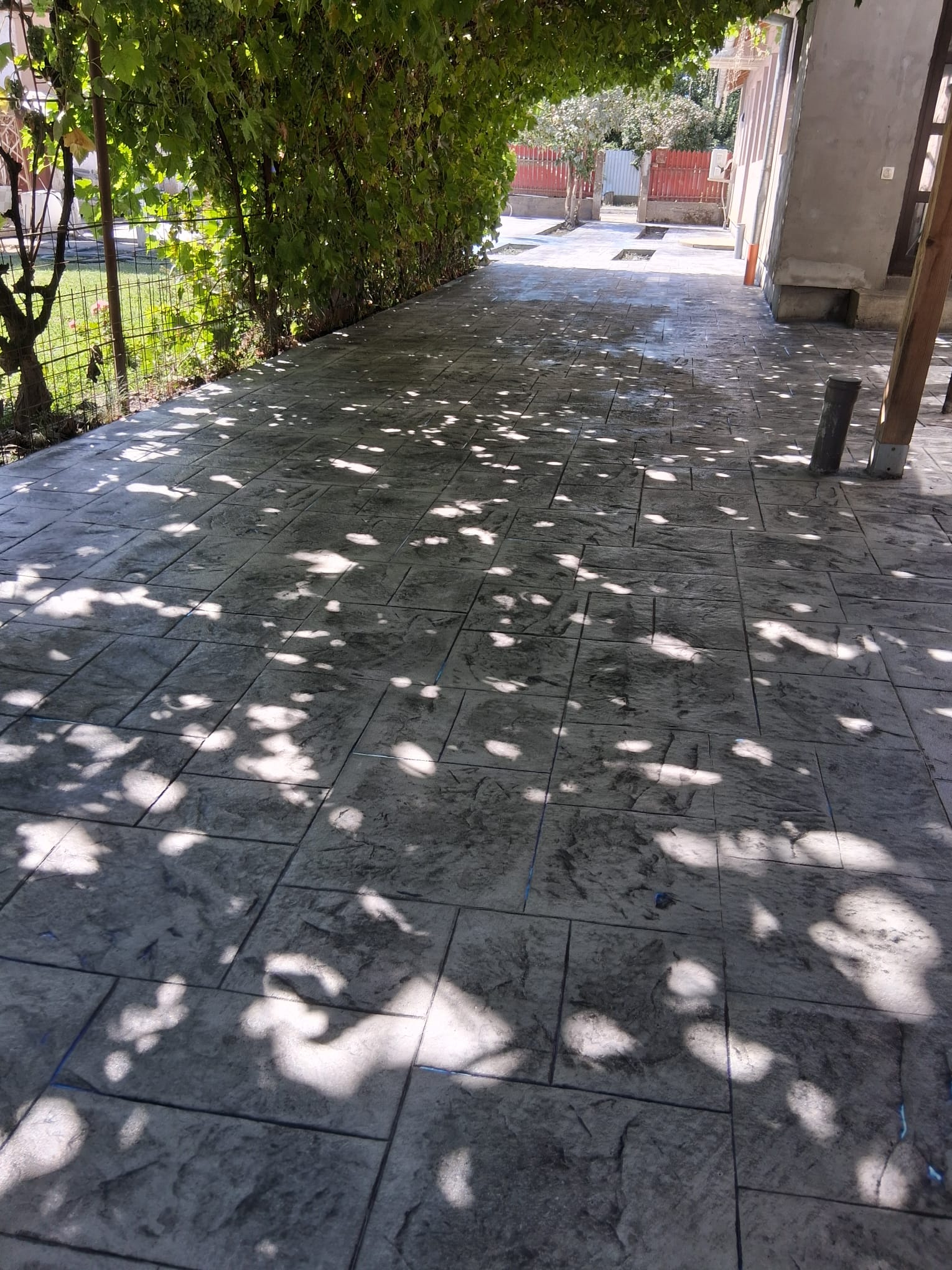 Curte finisata cu beton amprentat